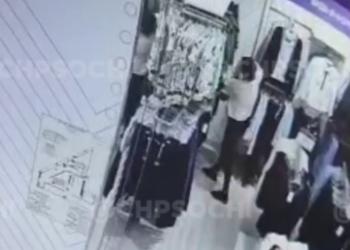 В Сочи на видео попала женщина, наложившая в сумку во время магазинной кражи