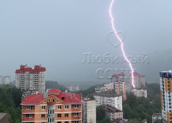 В Сочи в воскресенье прошел залповый ливень с градом и грозой