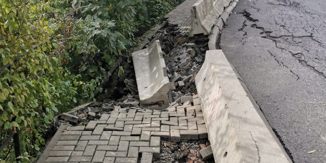 «Опять бздыхи виноваты»: в Сочи обрушилась часть дороги