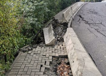 «Опять бздыхи виноваты»: в Сочи обрушилась часть дороги