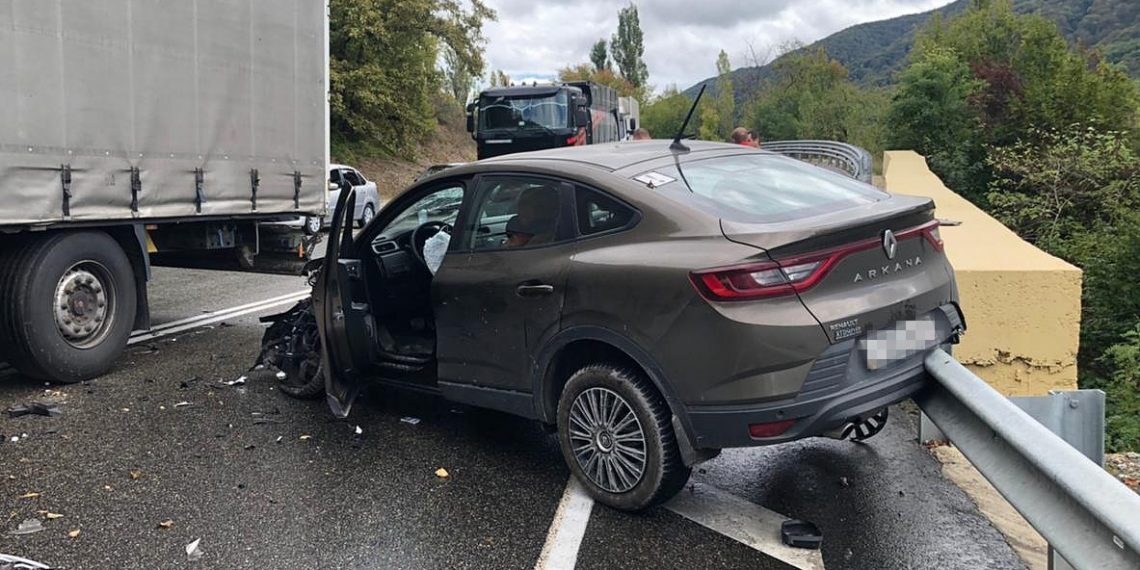 На Кубани Renault врезался в фуру: пострадала женщина