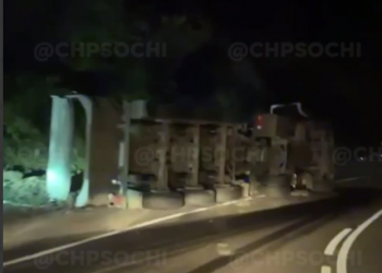 На трассе в Сочи фура перевернулась на бок после ДТП