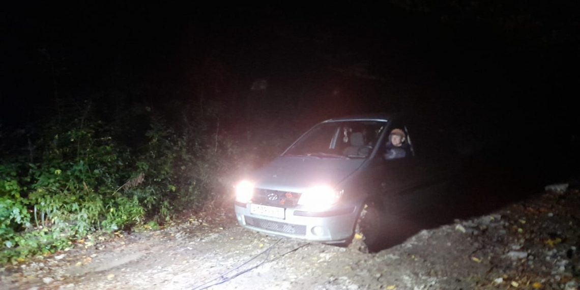 В Новороссийске спасли застрявшую на машине девушку