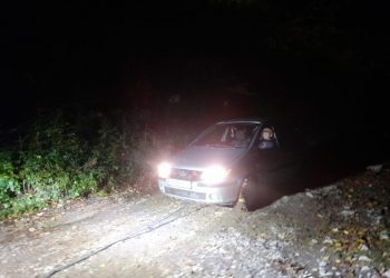 В Новороссийске спасли застрявшую на машине девушку