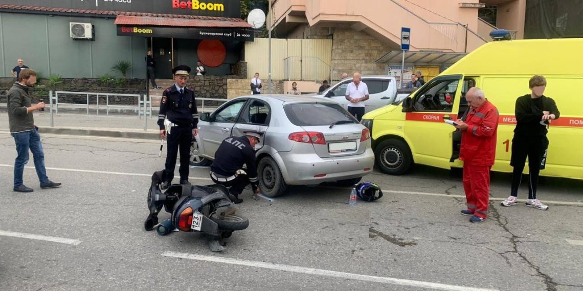 В Сочи Chevrolet сбил 17-летнего подростка на мопеде