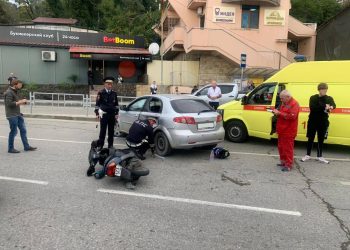 В Сочи Chevrolet сбил 17-летнего подростка на мопеде