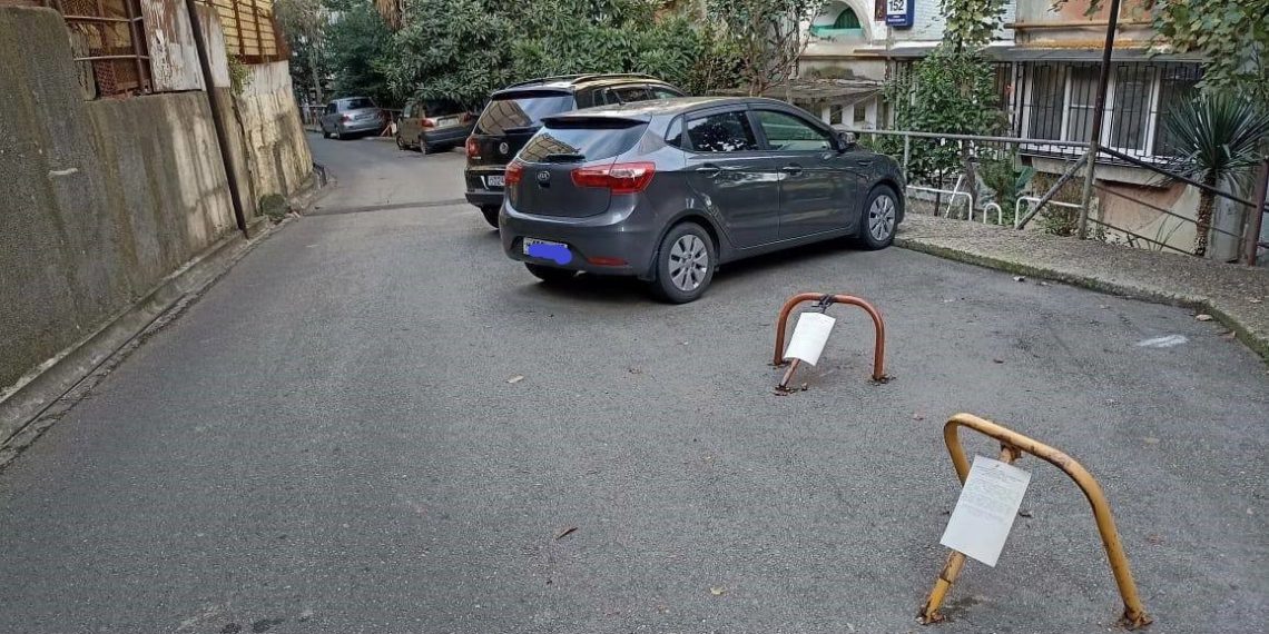 Жителей Сочи массово уведомили о демонтаже парковочных ограничителей