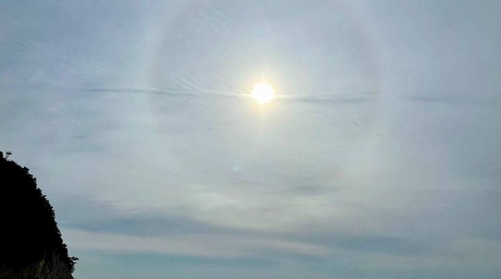 В Геленджике в небе над морем сняли солнечное гало