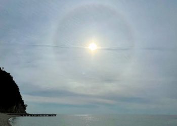 В Геленджике в небе над морем сняли солнечное гало