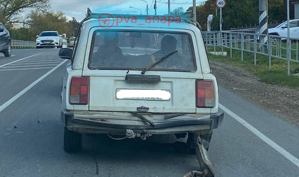 Под Анапой сняли реальных пацанов на ВАЗе, ехавших с отвалившимся глушителем