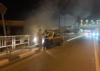 В Сочи ночью во время движения вспыхнул внедорожник