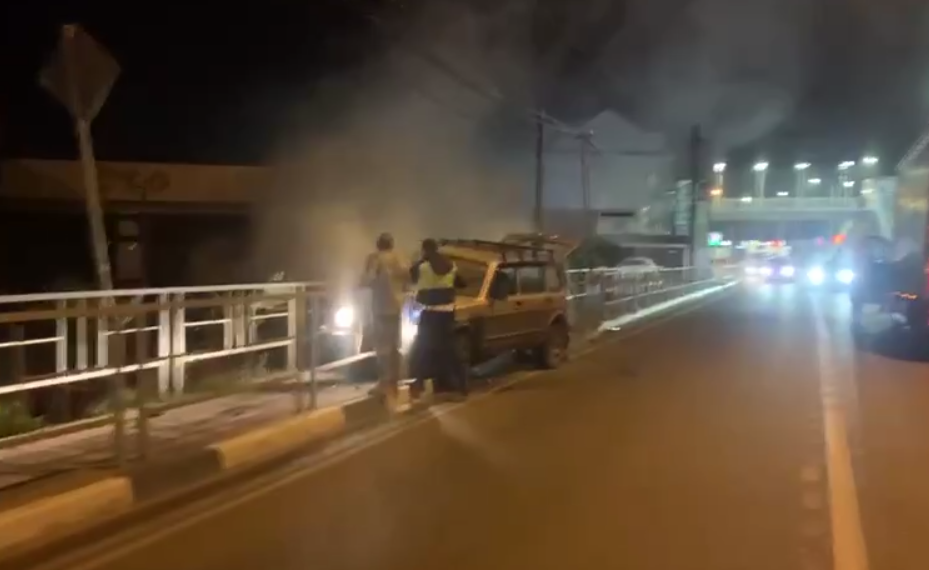 В Сочи ночью во время движения вспыхнул внедорожник
