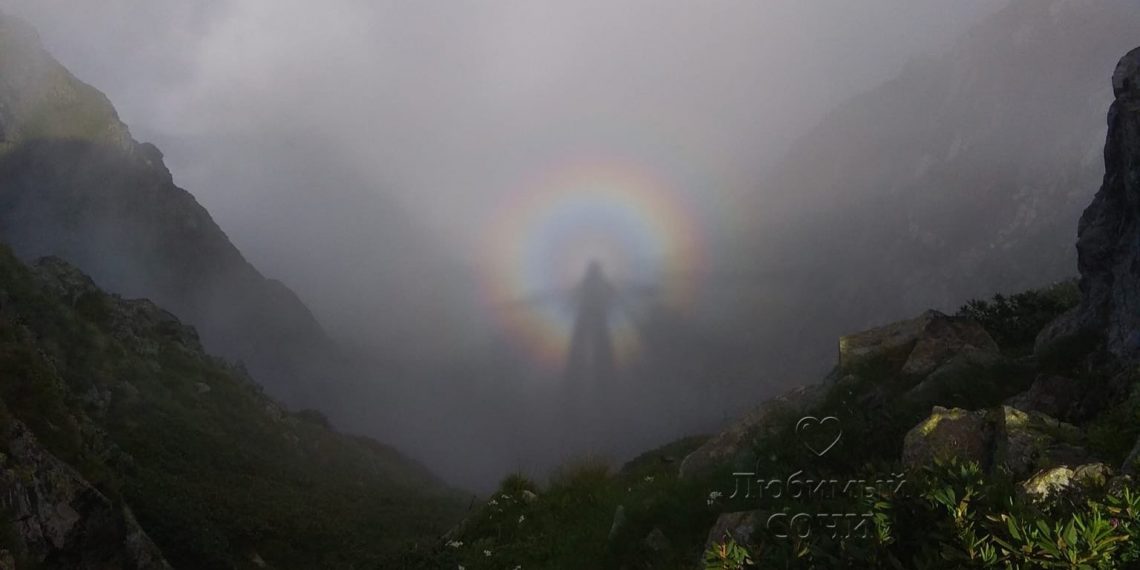 В горах Красной Поляны Сочи на высоте 2500 метров сняли Брокенского призрака