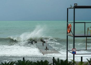 В четверг в Сочи ожидаются грозы и ветер до 17 м/с