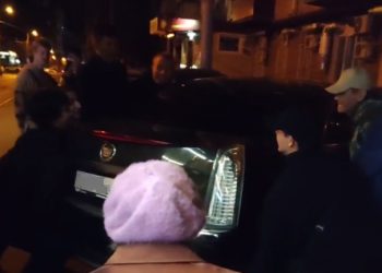 Краснодарцы отодвинули Cadillac, мешавший проехать трамваю