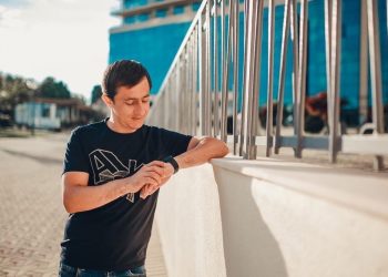 Сочинец Карлен Тихонов добился отправки на фронт