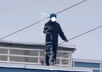 Утром в Краснодаре парень пил и справлял нужду на краю крыши 17-этажки