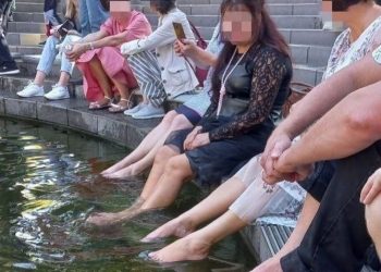 В краснодарском парке Галицкого посетители окунули свои грязные и больные ноги в чистый бассейн с рыбками