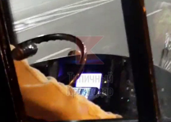 В Краснодаре в час пик сняли водителя троллейбуса за просмотром сериала