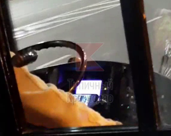 В Краснодаре в час пик сняли водителя троллейбуса за просмотром сериала