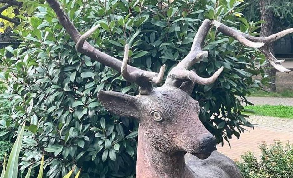 В сквере Сочи у скульптуры оленя вандалы сломали один рог