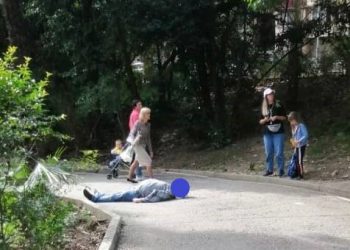 В Сочи на улице Донской пытаются спасти упавшего в обморок мужчину