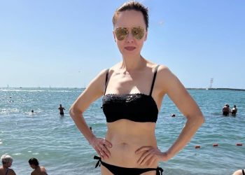 50-летнюю Дарью Повереннову сняли в купальнике на берегу Черного моря Сочи