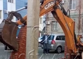 У здания прокуратуры Краснодара спилили ворота и снесли часть забора