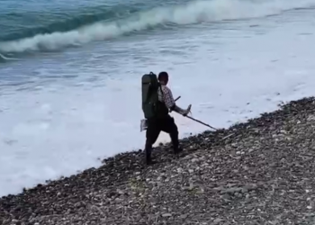 На пляжах Сочи сняли кладоискателей