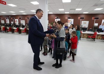 В Анапе вручили первые жилищные сертификаты жителям Херсонской области