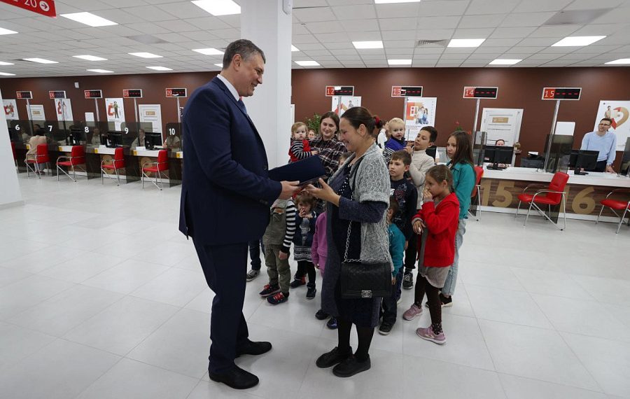 В Анапе вручили первые жилищные сертификаты жителям Херсонской области