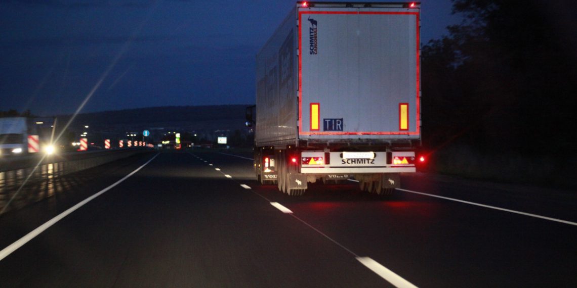 Грузовики из Крыма могут попасть в Ростовскую область в обход Кубани