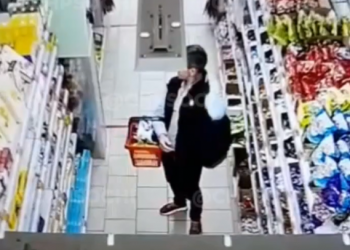 В одном из магазинов Сочи парень во время кражи наложил себе в рюкзак