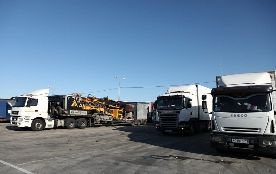 С 27 октября на Кубани частично ограничат проезд грузовиков к Керченской переправе