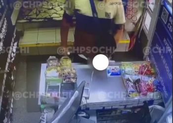 В Сочи попал на видео мужчина, выложивший свой прибор на прилавок перед продавщицей
