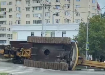 В Сочи упавший в переулке Павлова автокран уже неделю лежит на боку