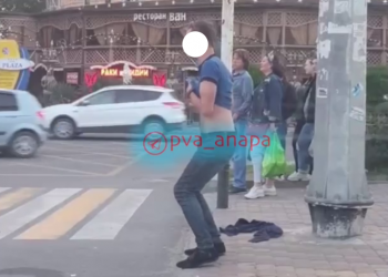 В Анапе у автовокзала сняли на видео полуголого парня, устроившего прощальный стриптиз