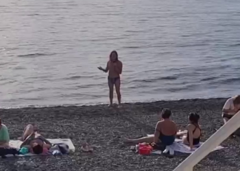 На пляже Сочи перед отдыхающими парень в трусах исполнил «Восточную песню»