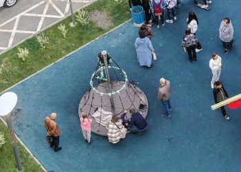 В Краснодаре ребенок упал и получил тяжелые травмы на раскрученной с помощью электросамоката карусели