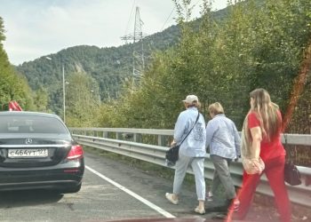В Сочи из-за пробки отдыхающие покидали такси и шли пешком в Красную Поляну