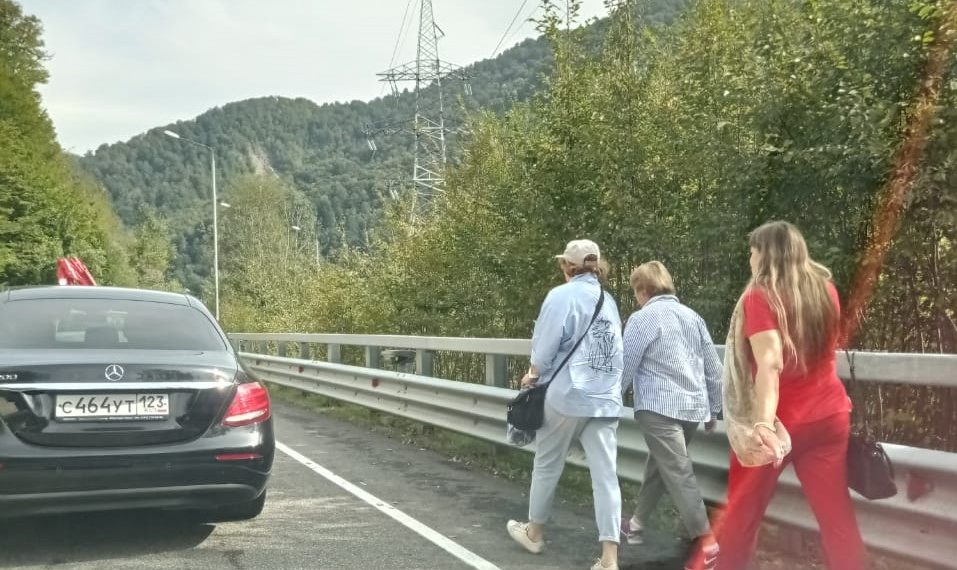 В Сочи из-за пробки отдыхающие покидали такси и шли пешком в Красную Поляну