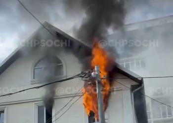 В Сочи на Ленина сгорел двухэтажный дом площадью 100 кв. м