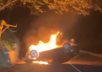 В Лазаревском районе Сочи потушили горевший после ДТП автомобиль