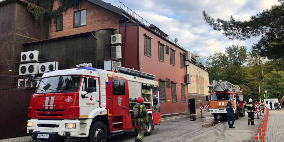 Из горящего ресторана в Краснодаре эвакуировали 140 человек