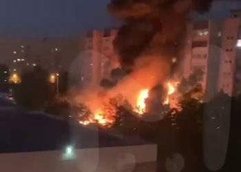 В Ейске самолет упал на девятиэтажку