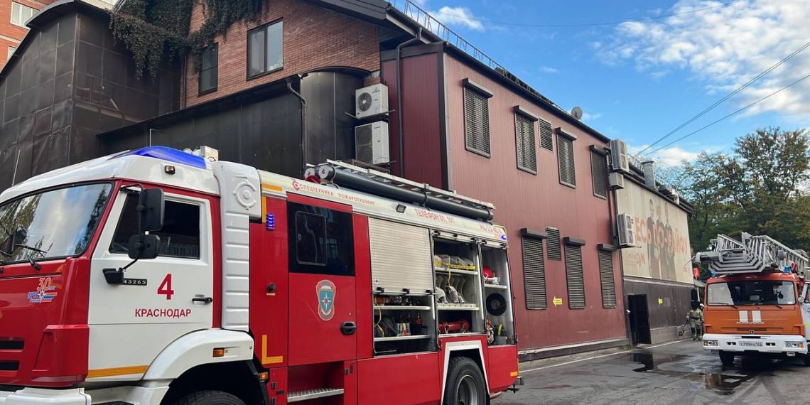 В Краснодаре потушили горящий ресторан