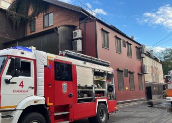 В Краснодаре потушили горящий ресторан