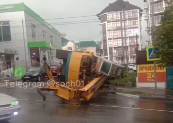 В Сочи упавший в переулке Павлова автокран перекрыл часть дороги