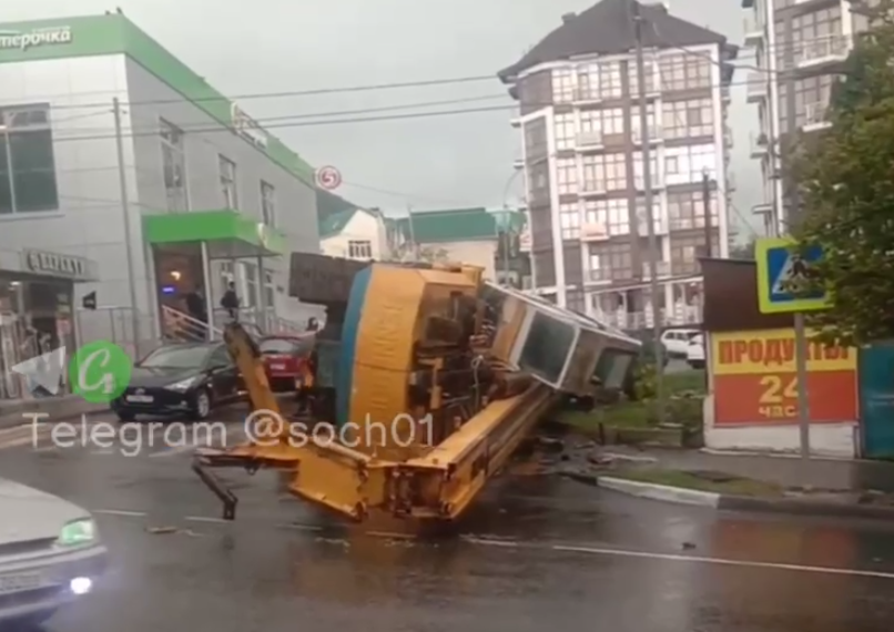 В Сочи упавший в переулке Павлова автокран перекрыл часть дороги