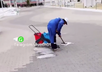 В Сочи набережную чистят вручную щеткой и мылом